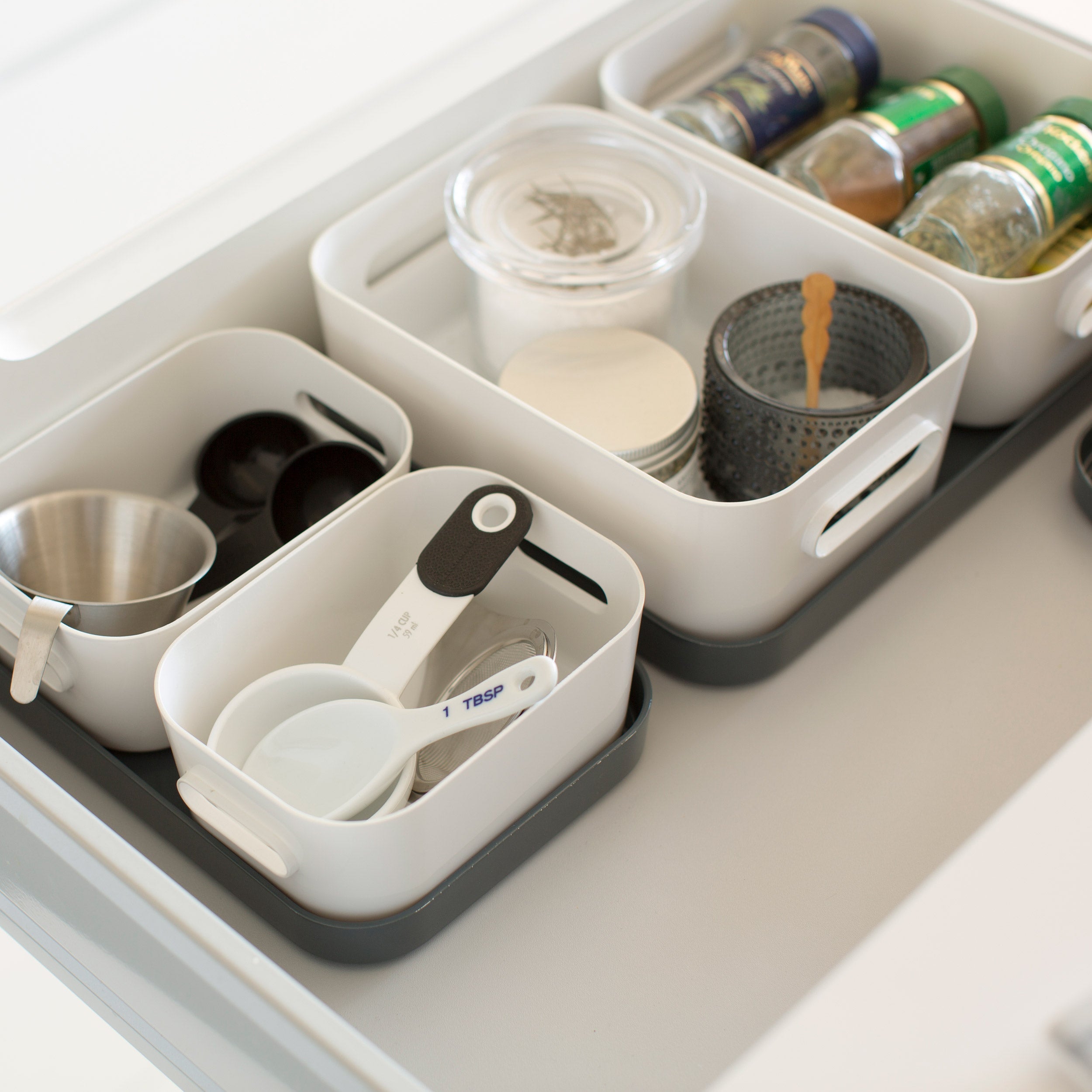 Juego de cajas de almacenamiento apilables con tapa, blancas y grises